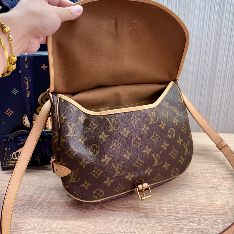 LV M42256 老花字紋雙馬鞍斜背包-22