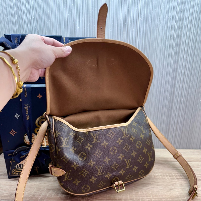 LV M42256 老花字紋雙馬鞍斜背包-23