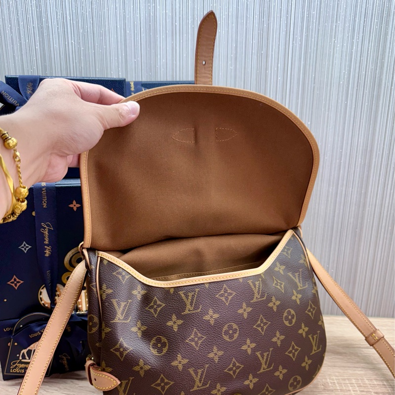 LV M42256 老花字紋雙馬鞍斜背包-24