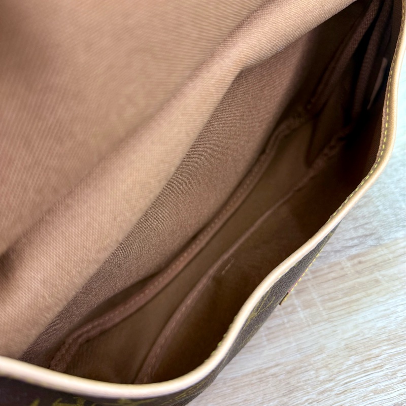 LV M42256 老花字紋雙馬鞍斜背包-25