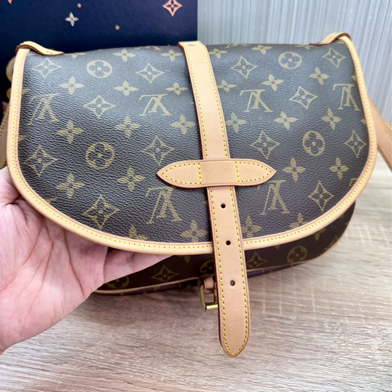 LV M42256 老花字紋雙馬鞍斜背包-27