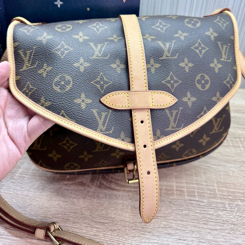 LV M42256 老花字紋雙馬鞍斜背包-28
