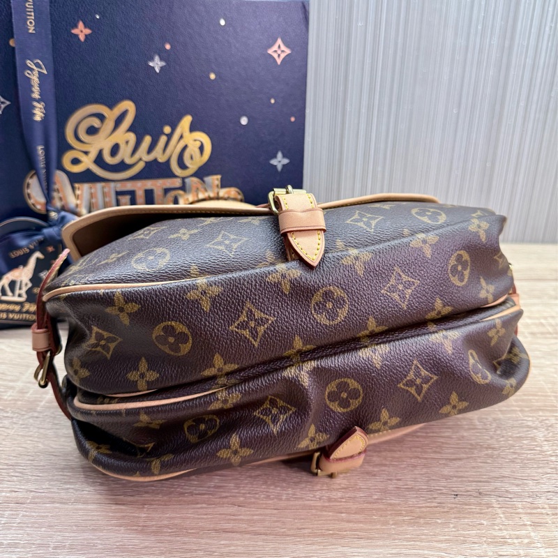 LV M42256 老花字紋雙馬鞍斜背包-29