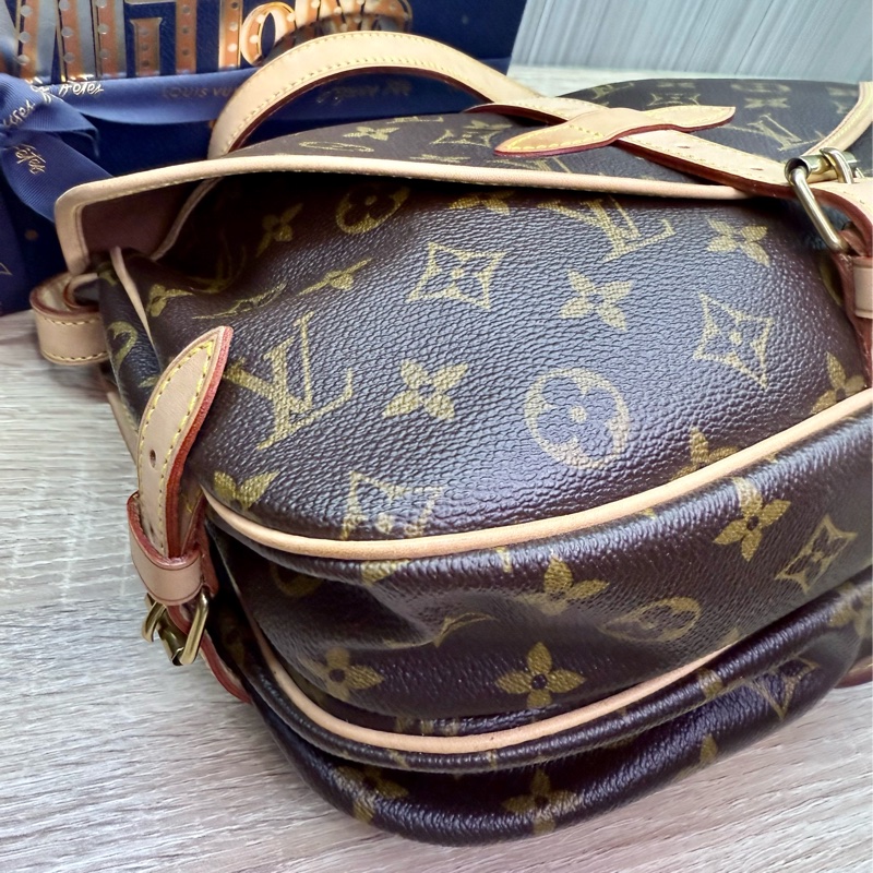 LV M42256 老花字紋雙馬鞍斜背包-30