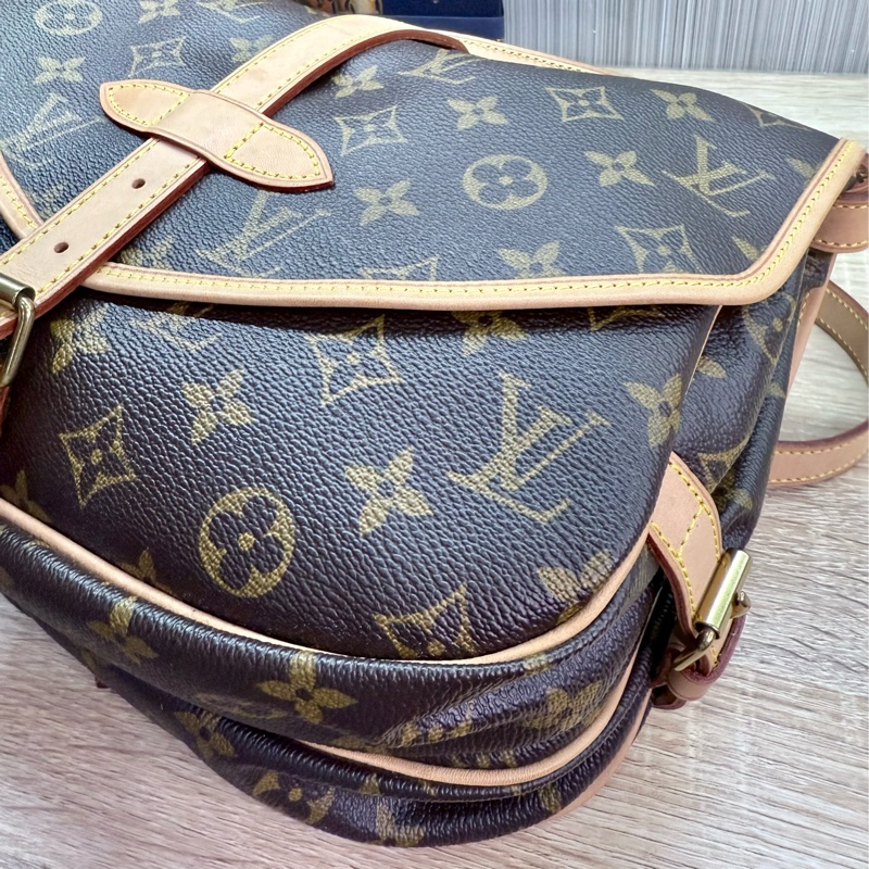 LV M42256 老花字紋雙馬鞍斜背包-31