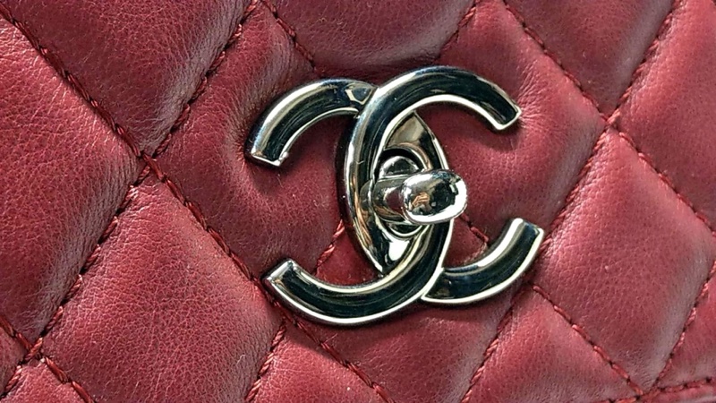 CHANEL 酒紅色皮穿鍊翻蓋包-24
