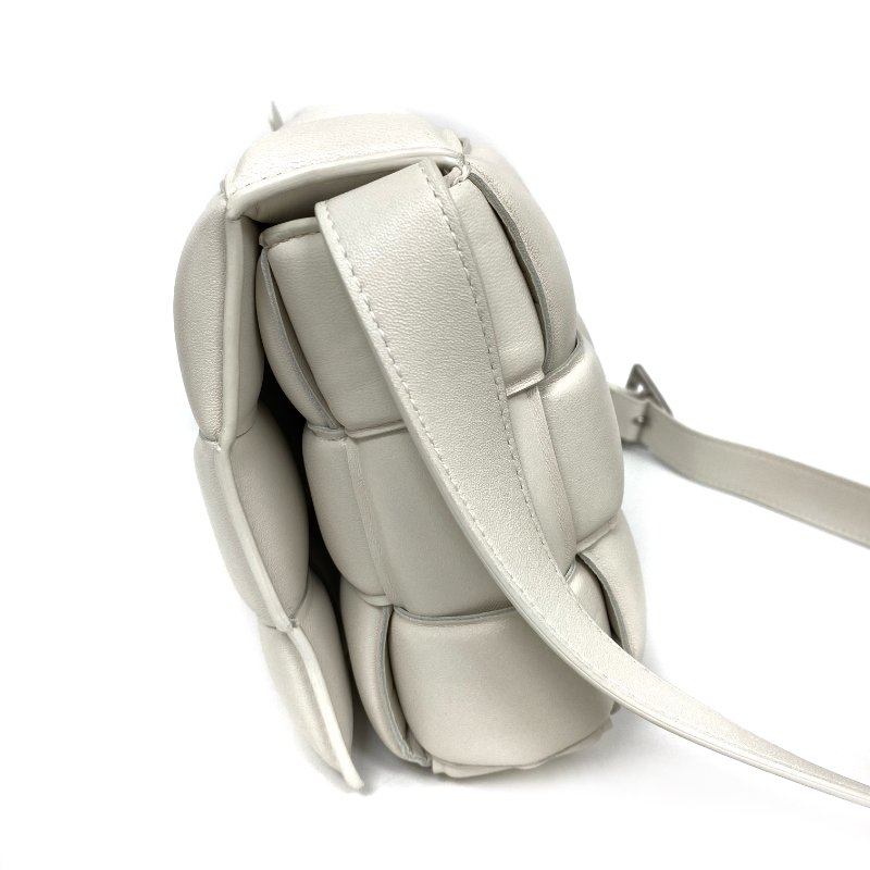 △ Bottega Veneta 寶緹嘉 Padded Casssette White Lambskin Shoulder Bag 白色小羊皮肩背袋 -257008933-3