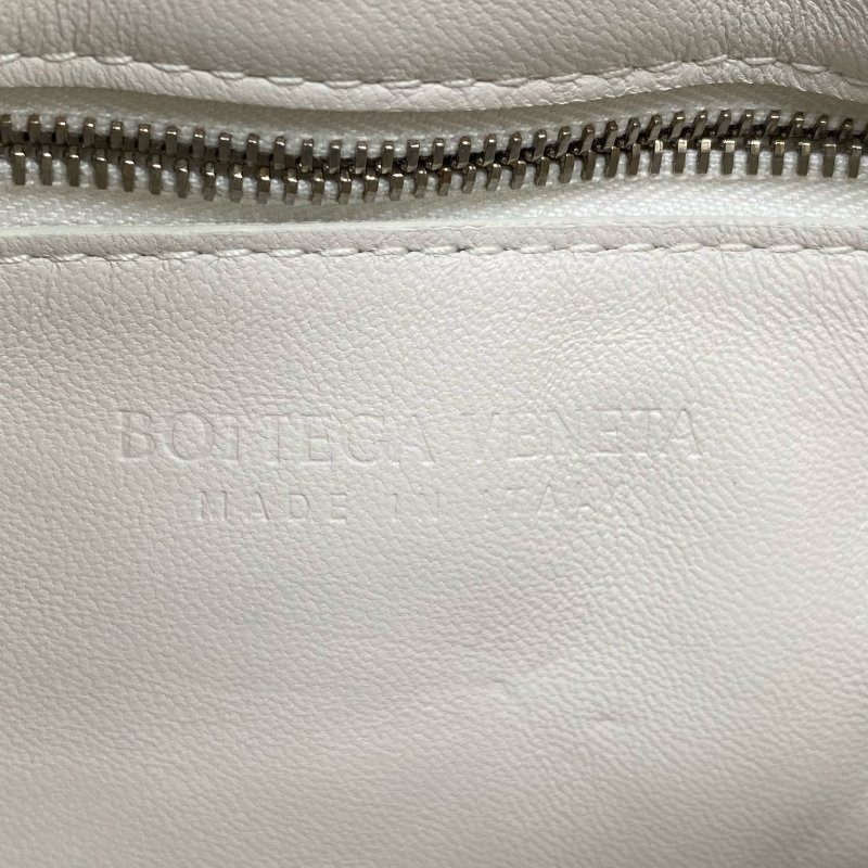 △ Bottega Veneta 寶緹嘉 Padded Casssette White Lambskin Shoulder Bag 白色小羊皮肩背袋 -257008933-15