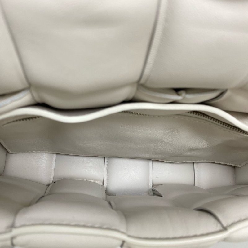 △ Bottega Veneta 寶緹嘉 Padded Casssette White Lambskin Shoulder Bag 白色小羊皮肩背袋 -257008933-16