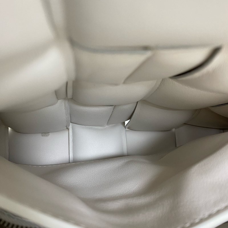 △ Bottega Veneta 寶緹嘉 Padded Casssette White Lambskin Shoulder Bag 白色小羊皮肩背袋 -257008933-17