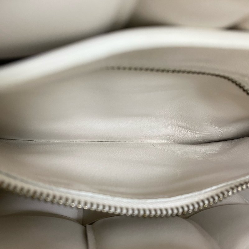 △ Bottega Veneta 寶緹嘉 Padded Casssette White Lambskin Shoulder Bag 白色小羊皮肩背袋 -257008933-18