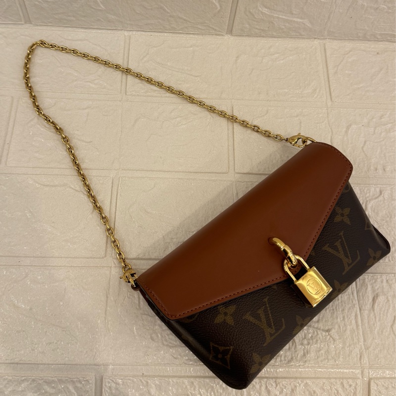 LV咖花紋拼焦糖皮革鎖頭鏈帶小包-0