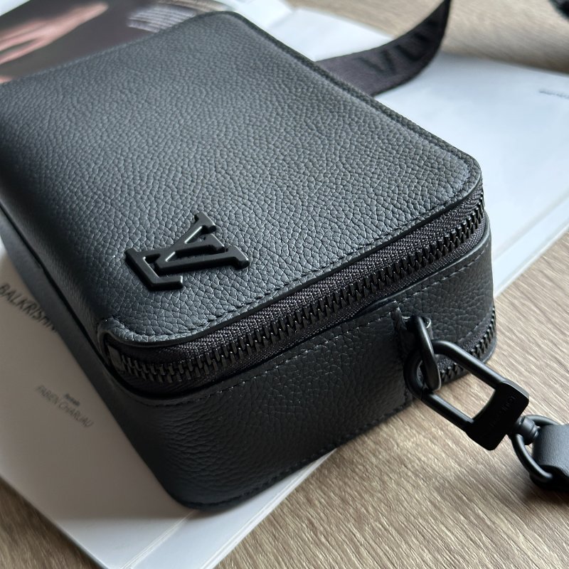 Louis Vuitton M59161 Alpha 黑武士 黑色牛皮 相機包 斜背包 側背包 男包（已售出）-1