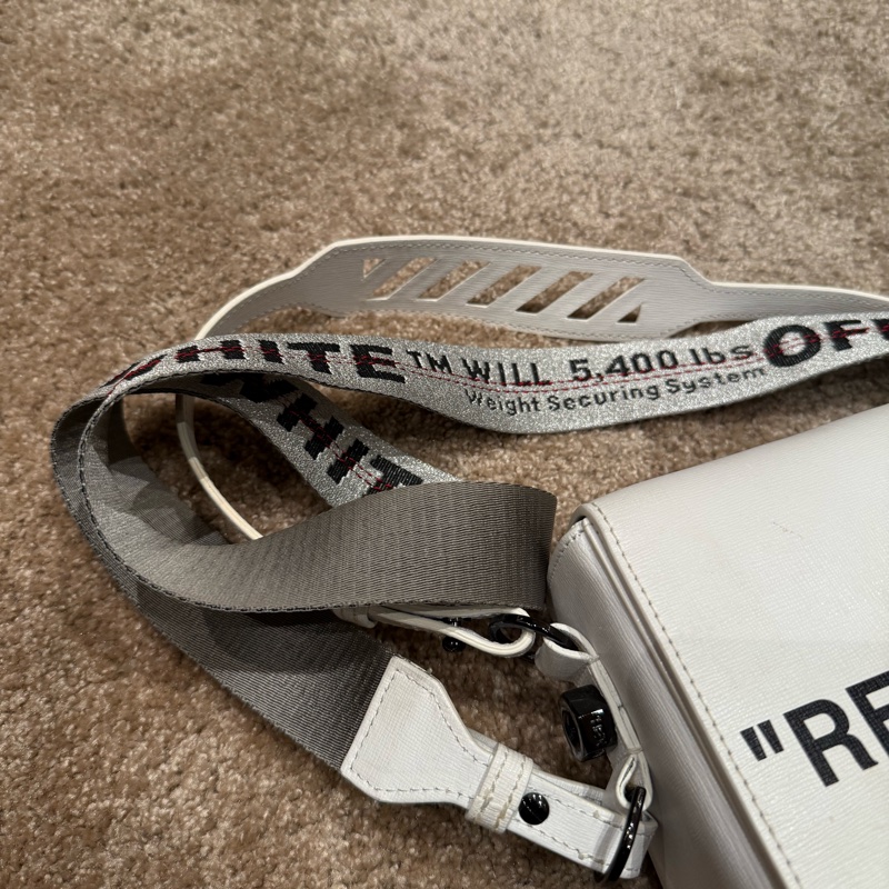 off white 運動感背包-1