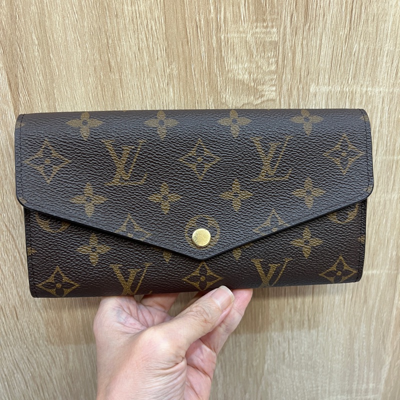 LV老花拼紫紅色內裡Sarah16卡長夾-9