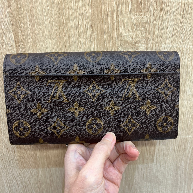 LV老花拼紫紅色內裡Sarah16卡長夾-10