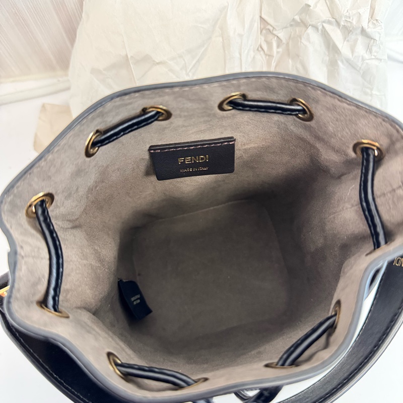 FENDI咖黑Logo束口水桶二用包-13