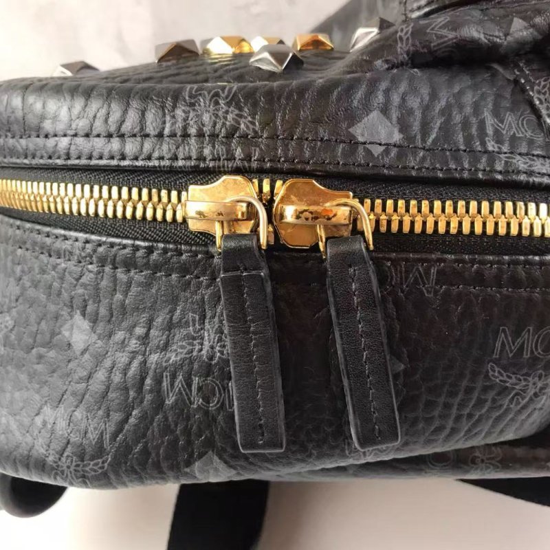 MCM 黑色小號後背包 26*3*33 99新-5