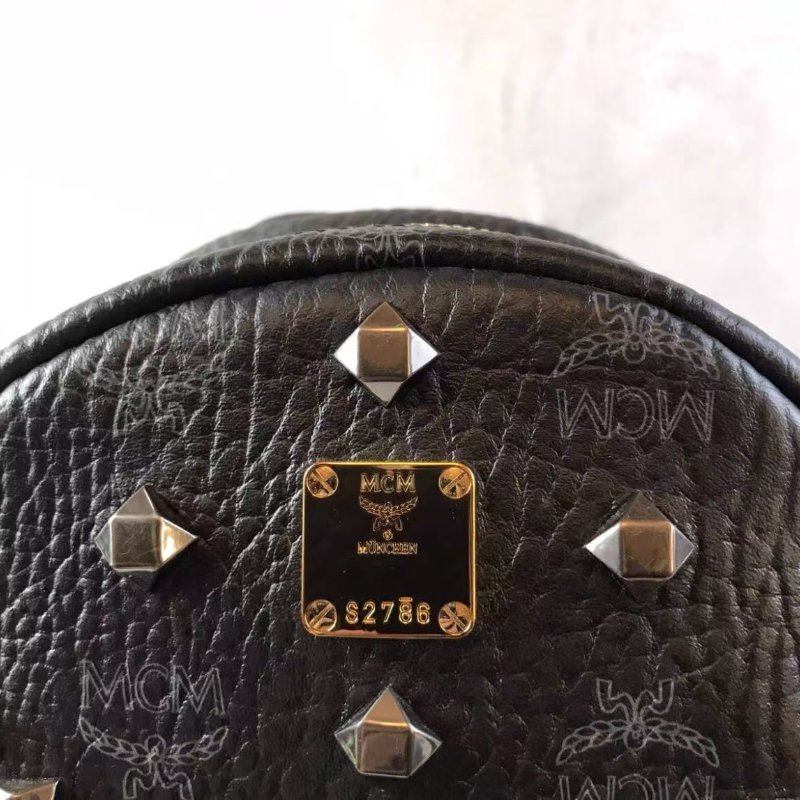MCM 黑色小號後背包 26*3*33 99新-7