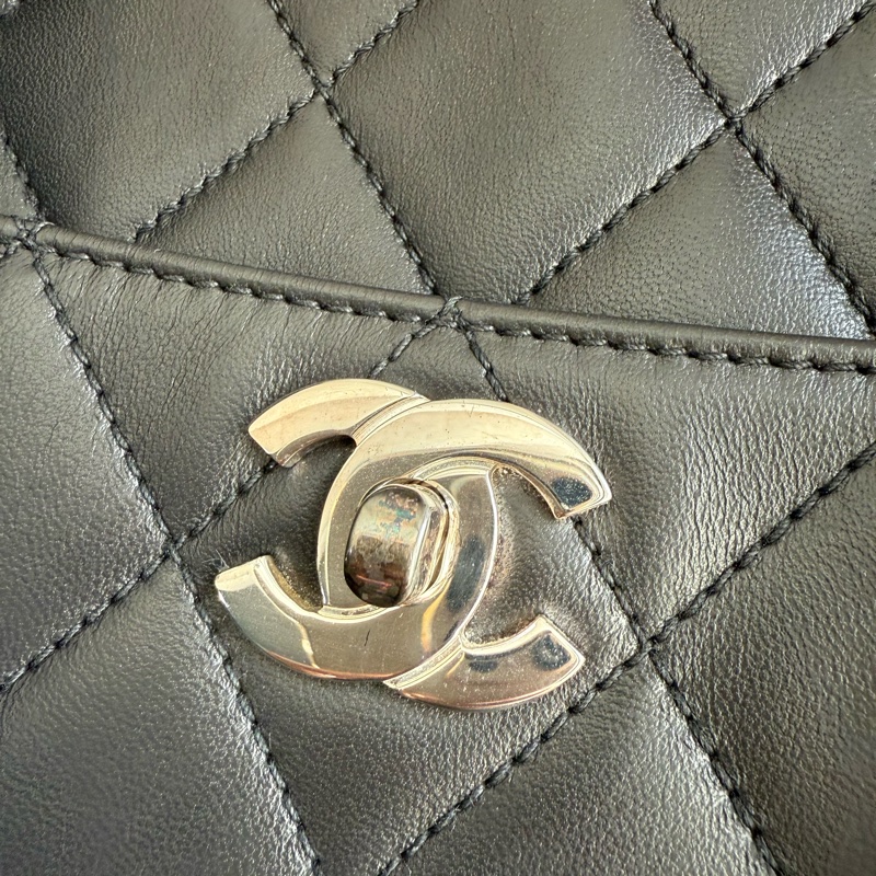 Chanel CC Logo 銀色轉釦小羊皮拉鍊托特包(黑色)-1