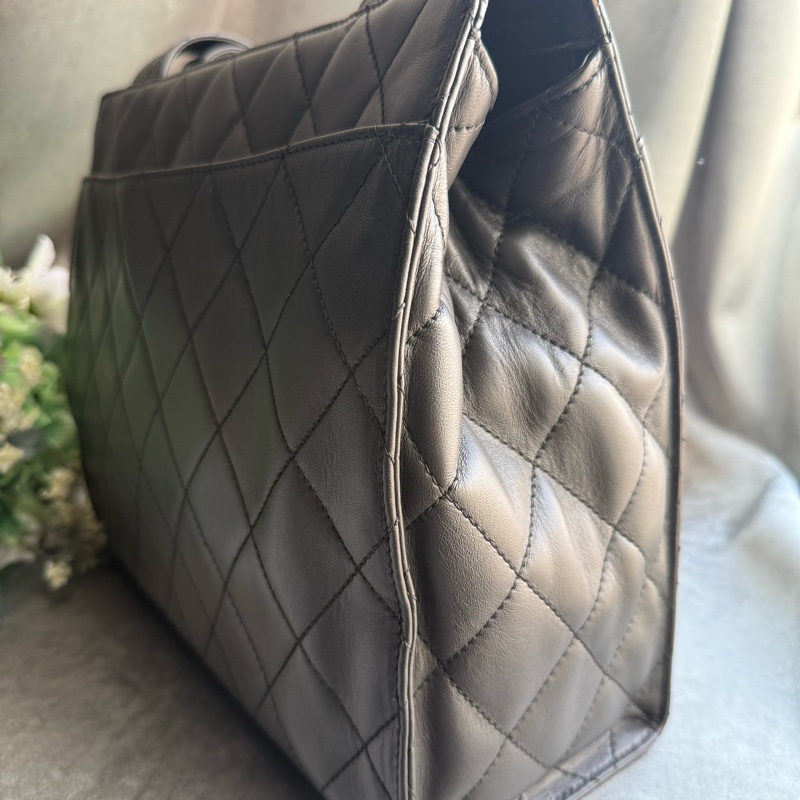 Chanel CC Logo 銀色轉釦小羊皮拉鍊托特包(黑色)-2