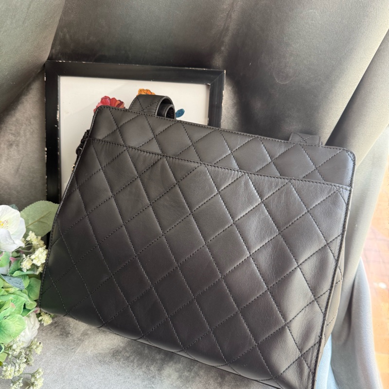 Chanel CC Logo 銀色轉釦小羊皮拉鍊托特包(黑色)-3