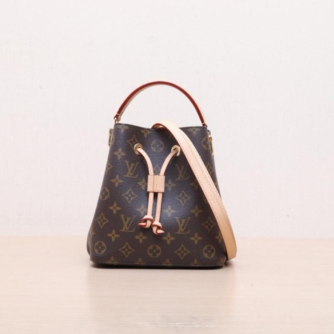 LOUIS VUITTON(路易威登) NÉONOÉ 水桶包 BB 20 老花 PVC 金扣 晶片
