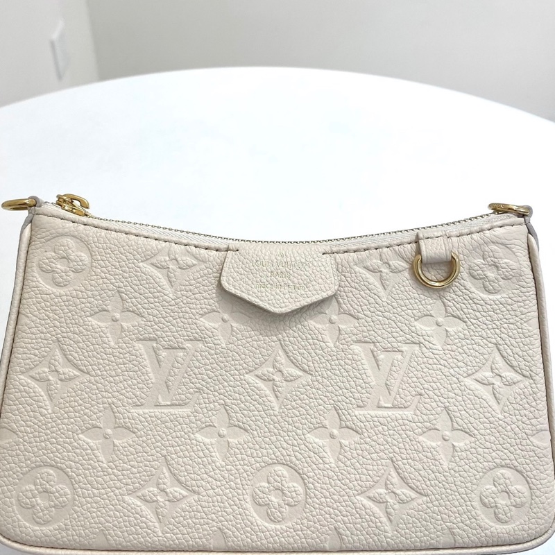 有發票!Louis Vuitton Easy Pouch 奶白色 牛皮壓花單肩包 芯片款!-1