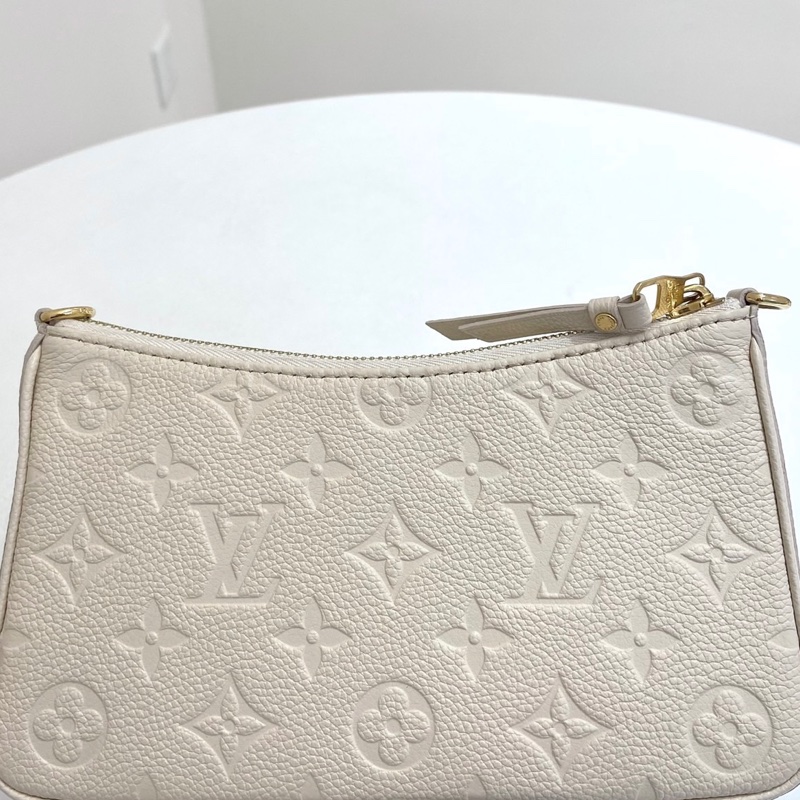 有發票!Louis Vuitton Easy Pouch 奶白色 牛皮壓花單肩包 芯片款!-2