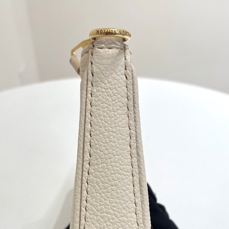 有發票!Louis Vuitton Easy Pouch 奶白色 牛皮壓花單肩包 芯片款!-3