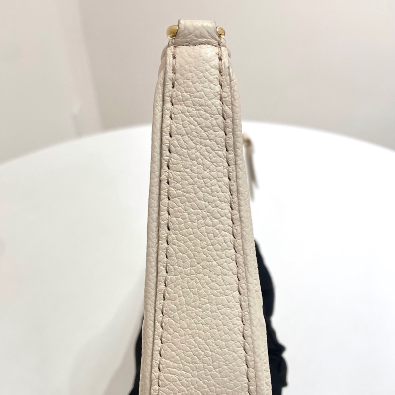 有發票!Louis Vuitton Easy Pouch 奶白色 牛皮壓花單肩包 芯片款!-4