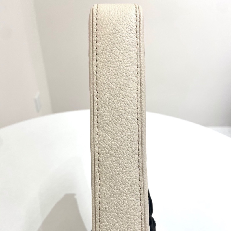 有發票!Louis Vuitton Easy Pouch 奶白色 牛皮壓花單肩包 芯片款!-5