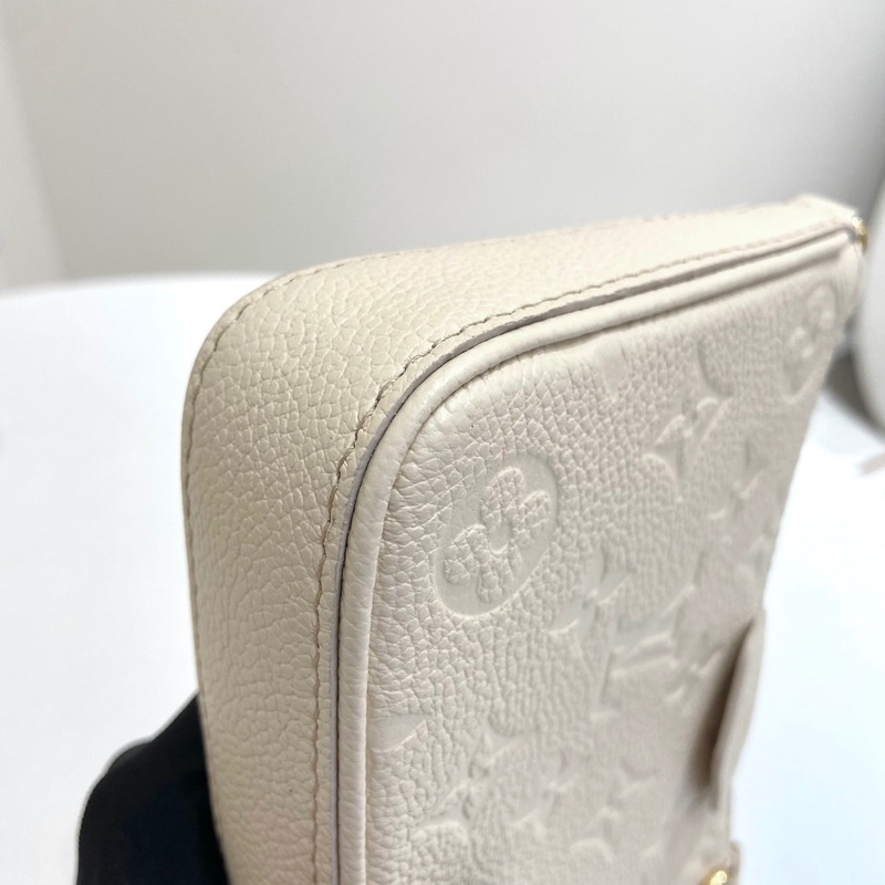 有發票!Louis Vuitton Easy Pouch 奶白色 牛皮壓花單肩包 芯片款!-8