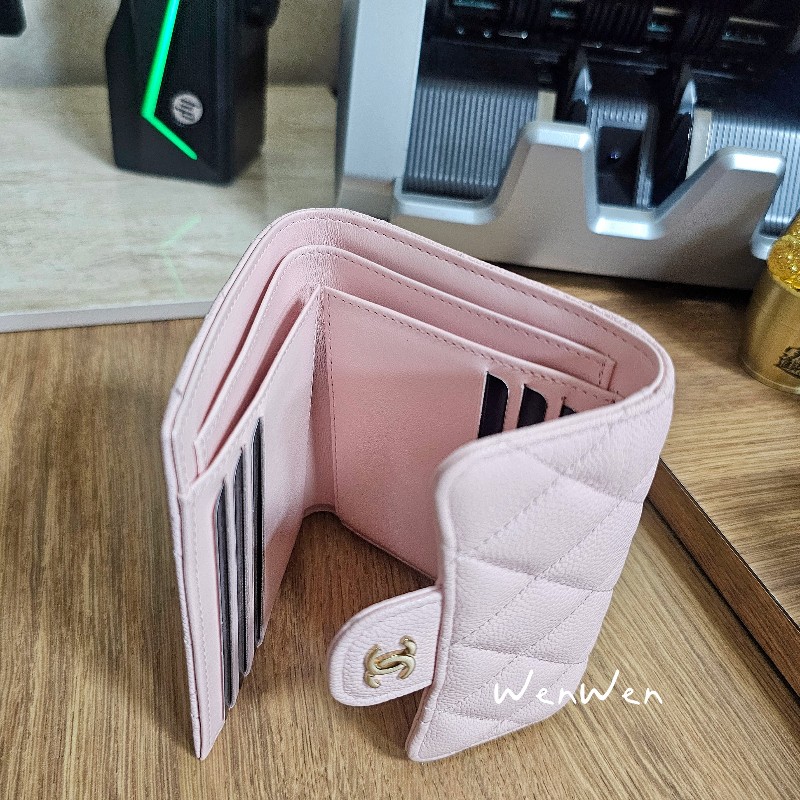 [失心瘋後的產出🤣甩賣] Chanel香奈兒淡粉荔枝皮淡金釦三摺短夾-10