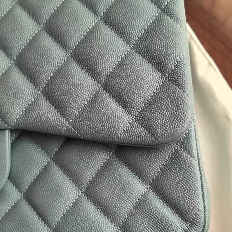 30cm 大號Chanel香奈兒CF霧霾藍荔枝皮鏈條包，經典菱格紋配金扣-5