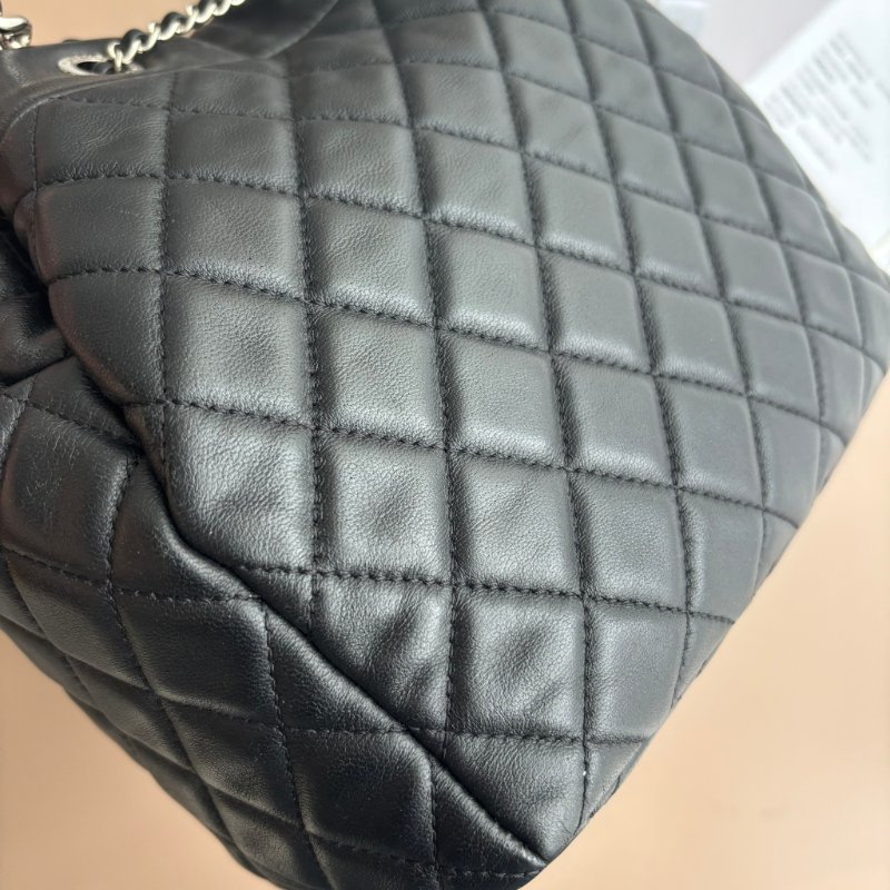 ::CHANEL:: 限量款 Limited Edition Drawstring 黑色抽繩水桶包斜背包-13