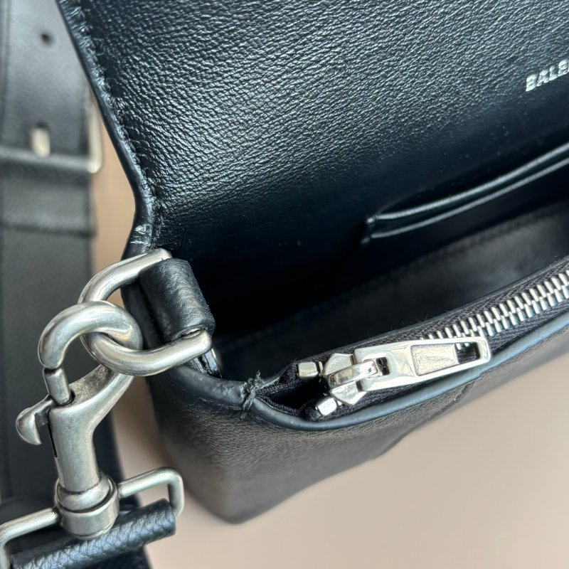 ::BALENCIAGA:: 巴黎世家 736471 DOWNTOWN 灰色防刮牛皮 男生款沙漏包-25