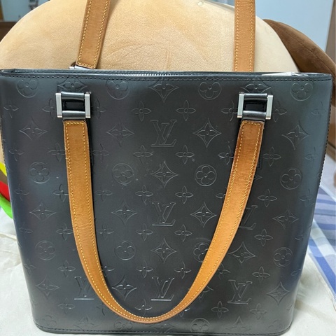 LV 太空灰漆皮壓紋托特包