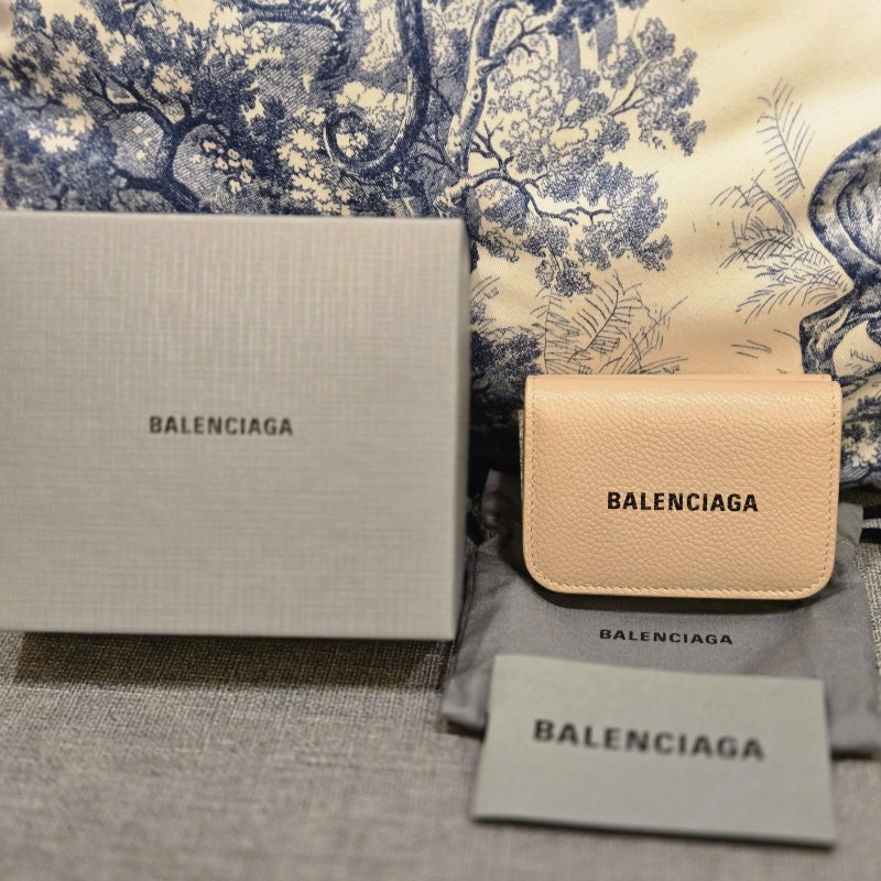 BALENCIAGA三折奶茶色牛皮短夾-0