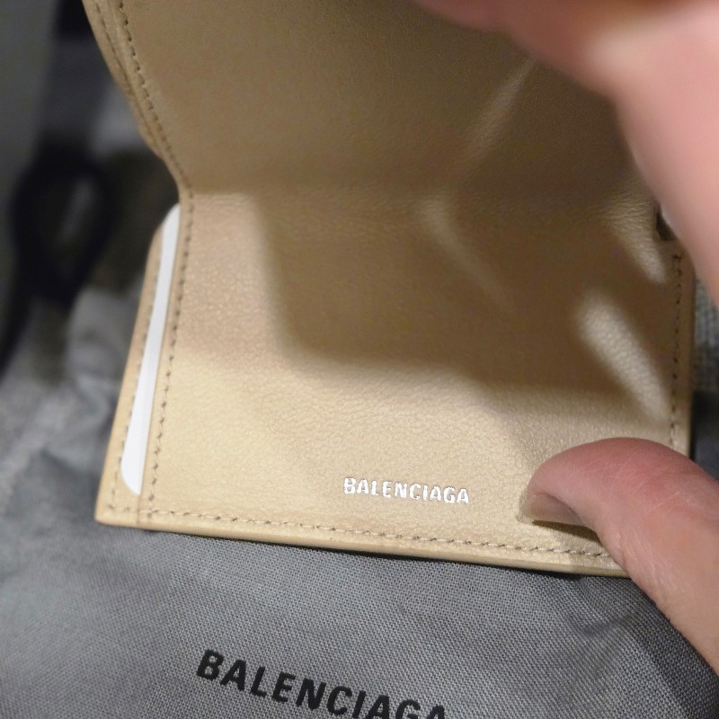 BALENCIAGA三折奶茶色牛皮短夾-3
