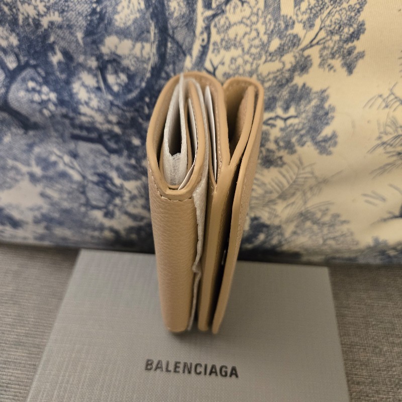 BALENCIAGA三折奶茶色牛皮短夾-7