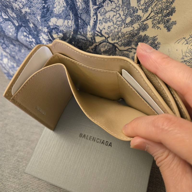 BALENCIAGA三折奶茶色牛皮短夾-9