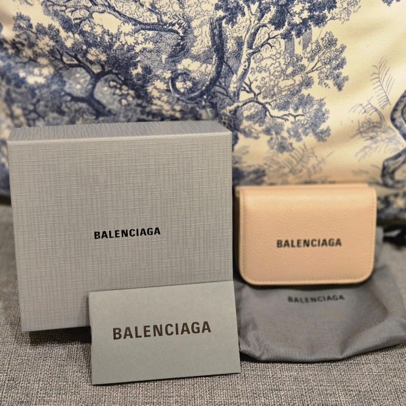 BALENCIAGA三折奶茶色牛皮短夾-11