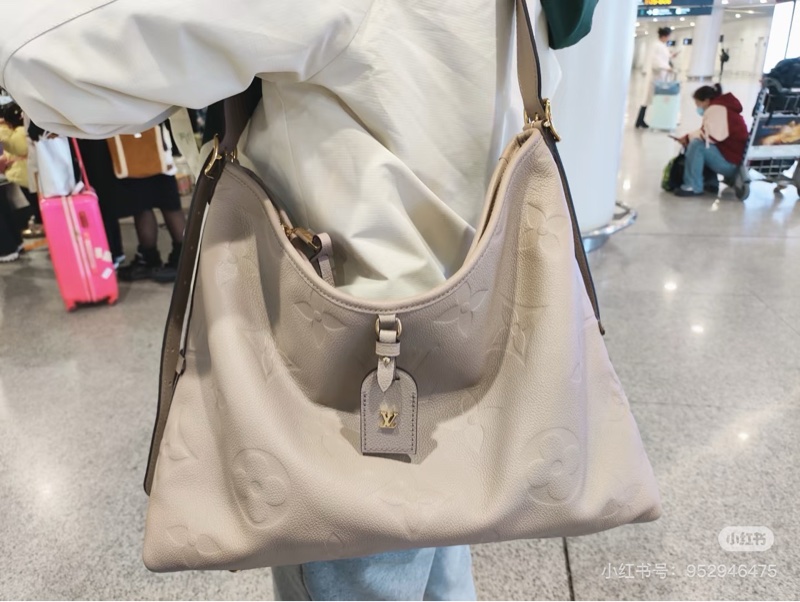 LV 經典CarryAll PM系列Monogram Empreinte皮革壓花肩背包 斜背包(灰色)-3