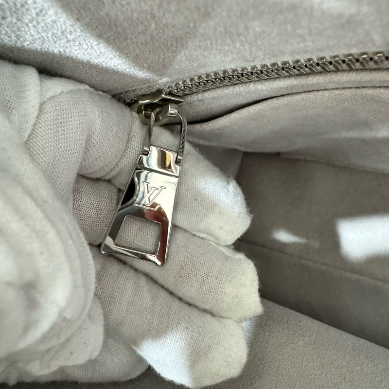 LV 經典CarryAll PM系列Monogram Empreinte皮革壓花肩背包 斜背包(灰色)-21