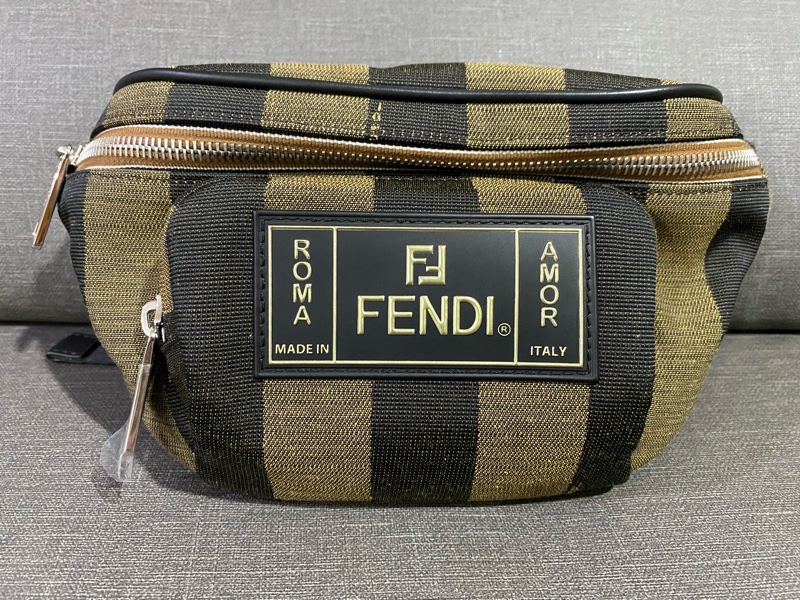 FENDI山胡桃條紋胸包-1