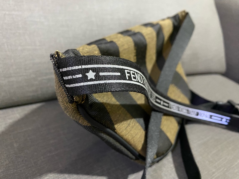 FENDI山胡桃條紋胸包-4