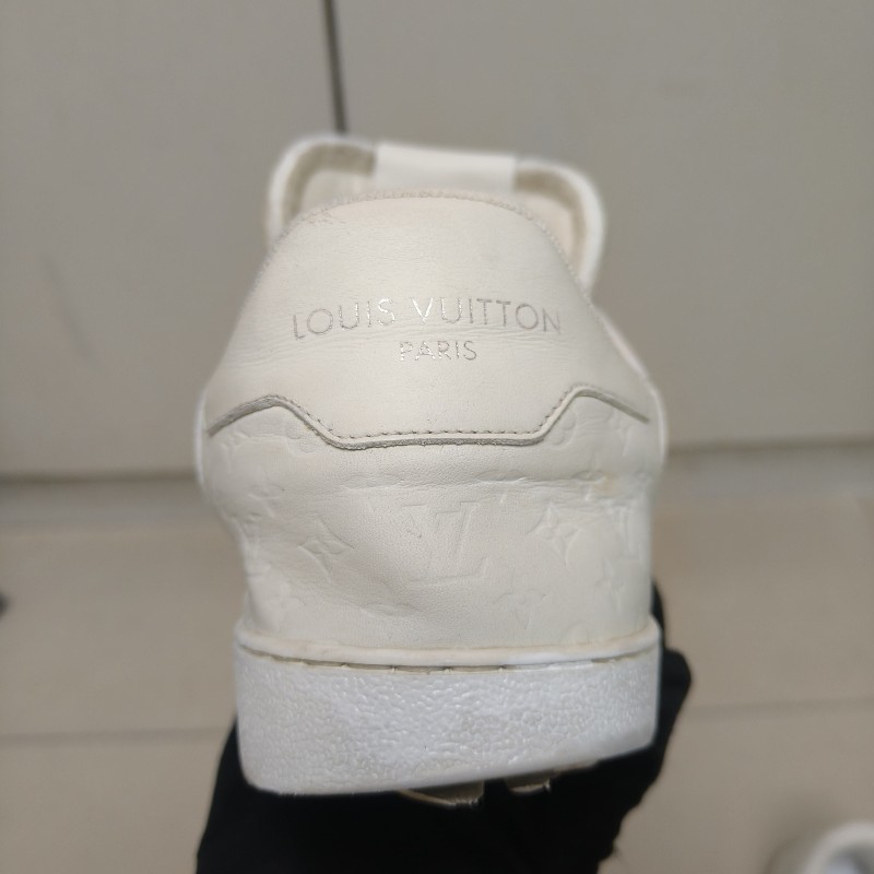 🌺盛夏折扣🌺快閃一週甜價至7/20‼️㊣✨Louis Vuitton✨(附防塵袋)**尺寸:9**路易威登 LV 白色 浮雕 老花 潮流 印字 球鞋 板鞋 休閒鞋/二手鞋/二手精品/保證正品🌳二手樹屋🌳-25