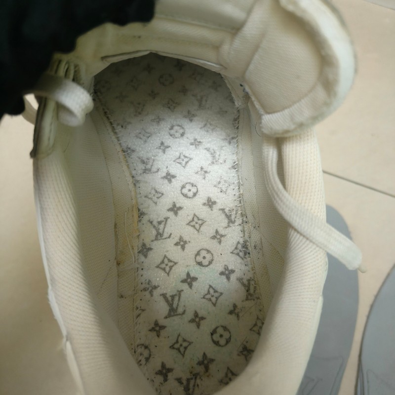 🌺盛夏折扣🌺快閃一週甜價至7/20‼️㊣✨Louis Vuitton✨(附防塵袋)**尺寸:9**路易威登 LV 白色 浮雕 老花 潮流 印字 球鞋 板鞋 休閒鞋/二手鞋/二手精品/保證正品🌳二手樹屋🌳-33