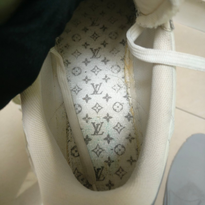 🌺盛夏折扣🌺快閃一週甜價至7/20‼️㊣✨Louis Vuitton✨(附防塵袋)**尺寸:9**路易威登 LV 白色 浮雕 老花 潮流 印字 球鞋 板鞋 休閒鞋/二手鞋/二手精品/保證正品🌳二手樹屋🌳-34